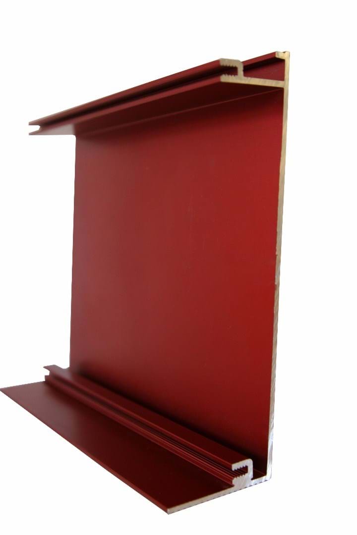 Uuteen kahviautomaattiin mukautetut alumiiniprofiilit.